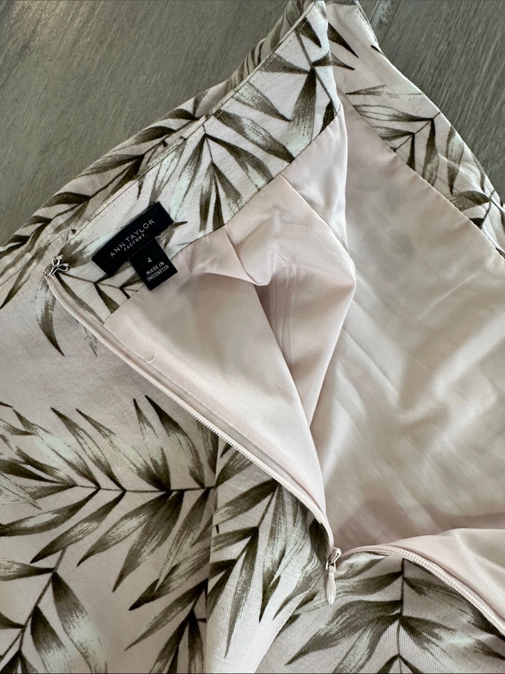 Light Pink Leaf-Print Pencil Skirt - Picture 3 of 3